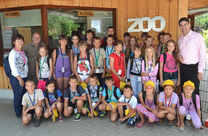 Bürgermeister Thomas Hirsch (rechts) mit Zoodirektor Jens-Ove Heckel (2.v.l.), Helga Vogelgesang (Mitte, hintere Reihe) und den Kindern aus Shitkowitschi im Landauer Zoo.